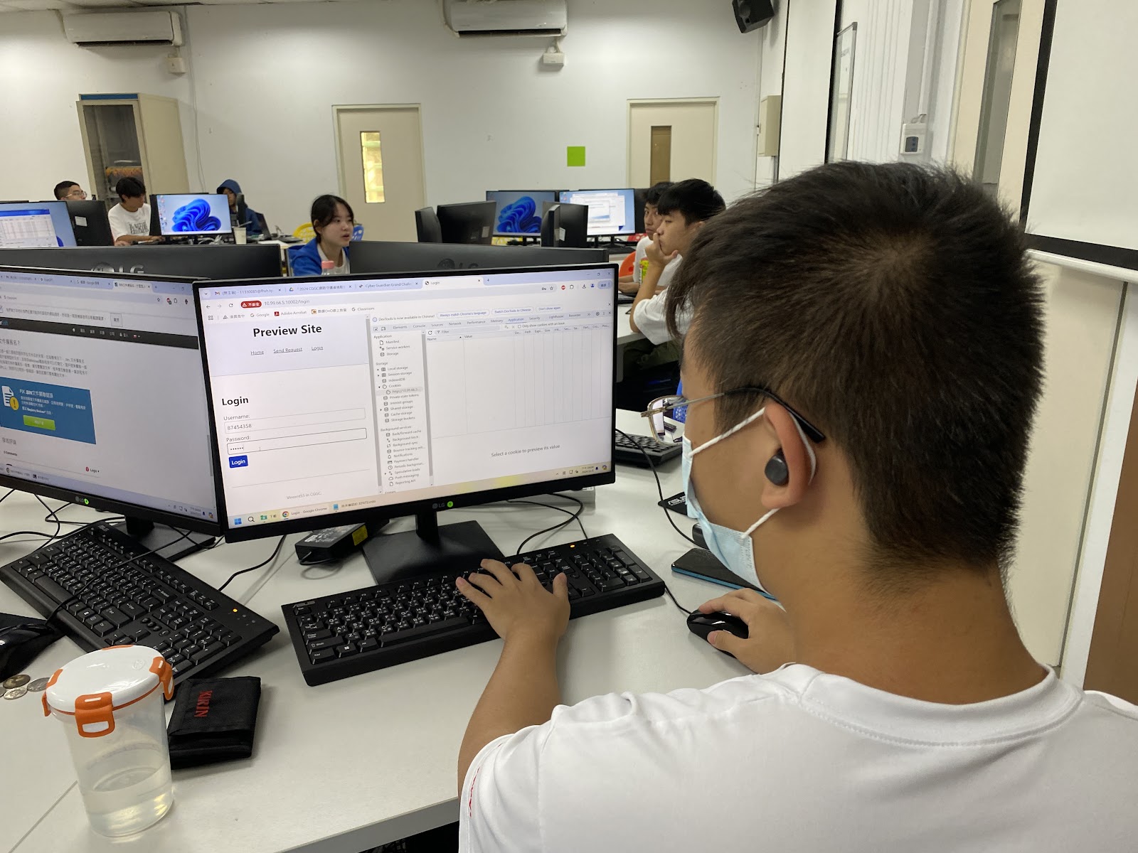 學生挑戰 CTF 競賽，展現資安技術。