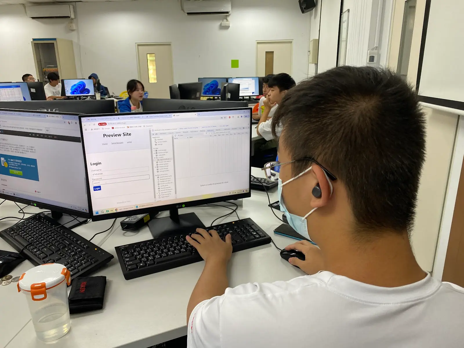 學生挑戰 CTF 競賽，展現資安技術。
